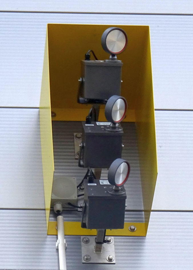 Einflugschutz an Hallentor mit 3 kaskadierten ORNIGARD Schalldruckgeräten